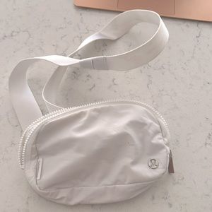 Lululemon belt bag 1L in WHITE!
